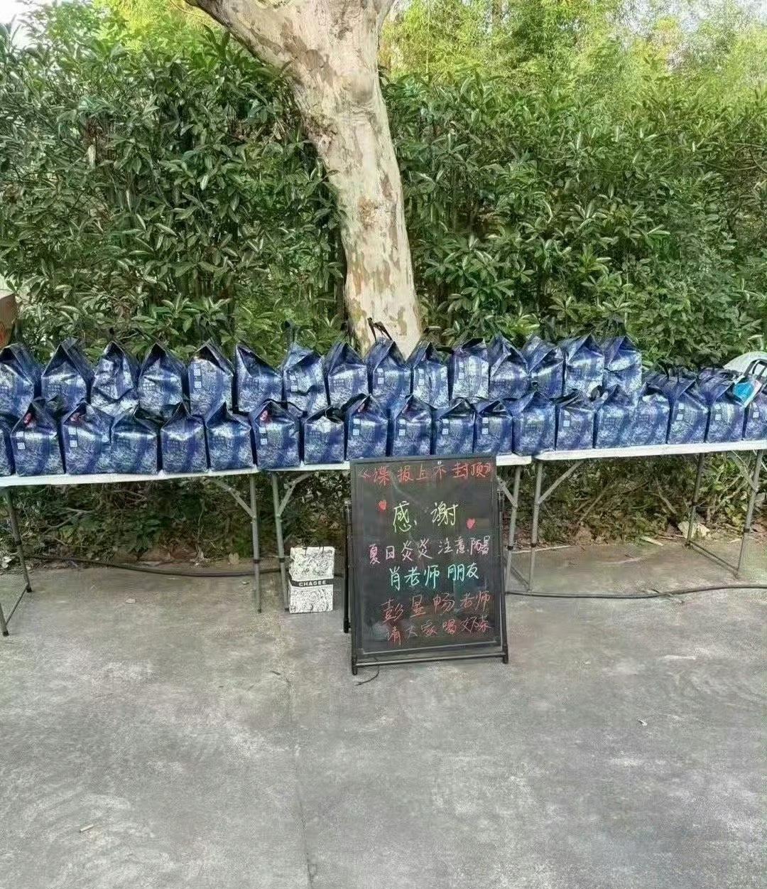 破防了！彭昱畅肖战这波兄弟情我直接泪目！前两天彭彭拎着两大袋霸王茶姬突袭《谍