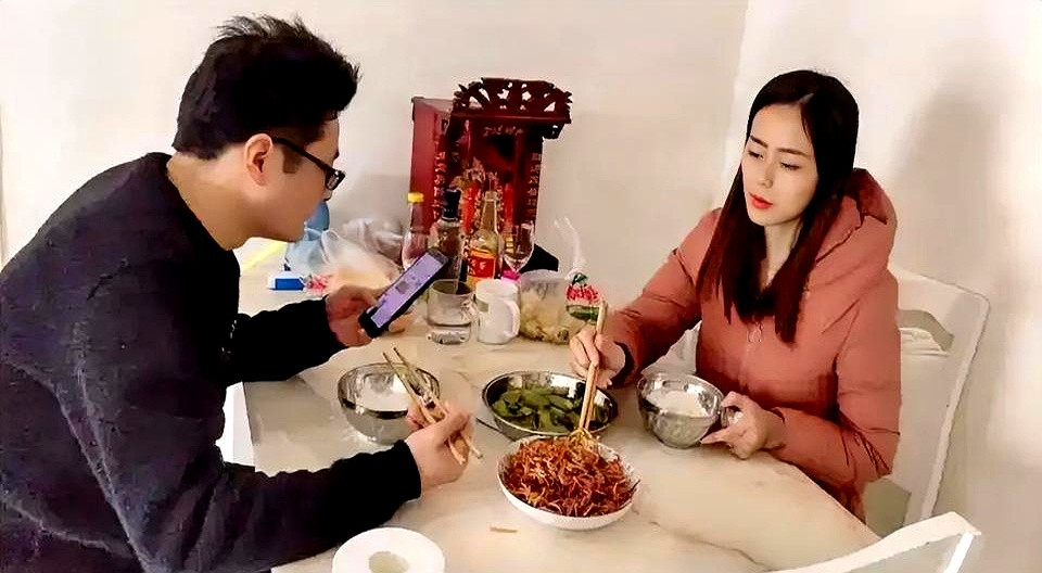 现在结婚都流行“拼”了？跟合伙开公司似的，财产AA，孩子各管各，家务轮着来，过年