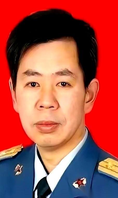 导弹刚在发射架上竖起来，还没来得及点火。几万公里外，另一个国家的屏幕上，“滴”