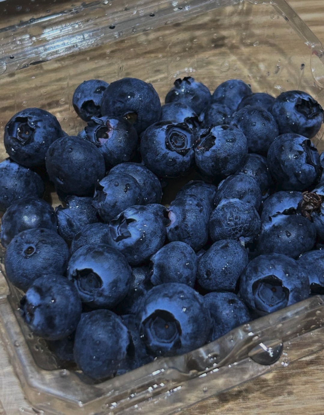蓝莓寒性蓝莓的几个亲测有效的正确吃法:别洗太早：买回家别急着洗，表面那层白霜