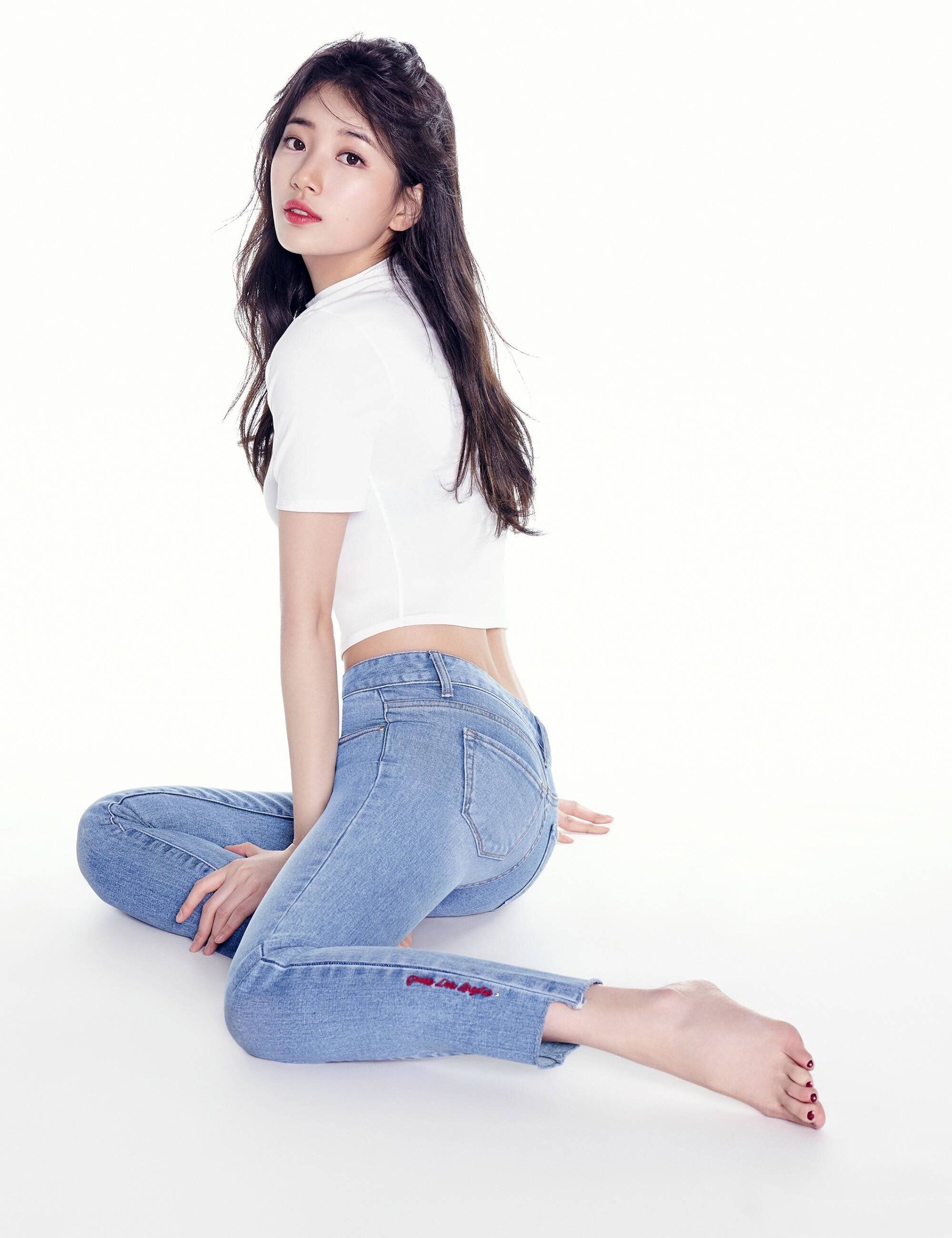 裴秀智紧身牛仔裤