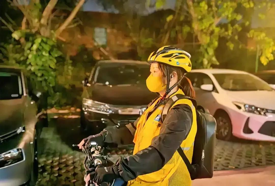 昨晚十二点多叫了个女代驾，刚开两步她就靠边熄火，捂着胃小声说疼得冒冷汗。我让她