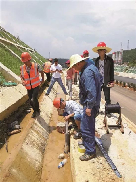 施工人员在边坡防护现场安装光纤监测系统.