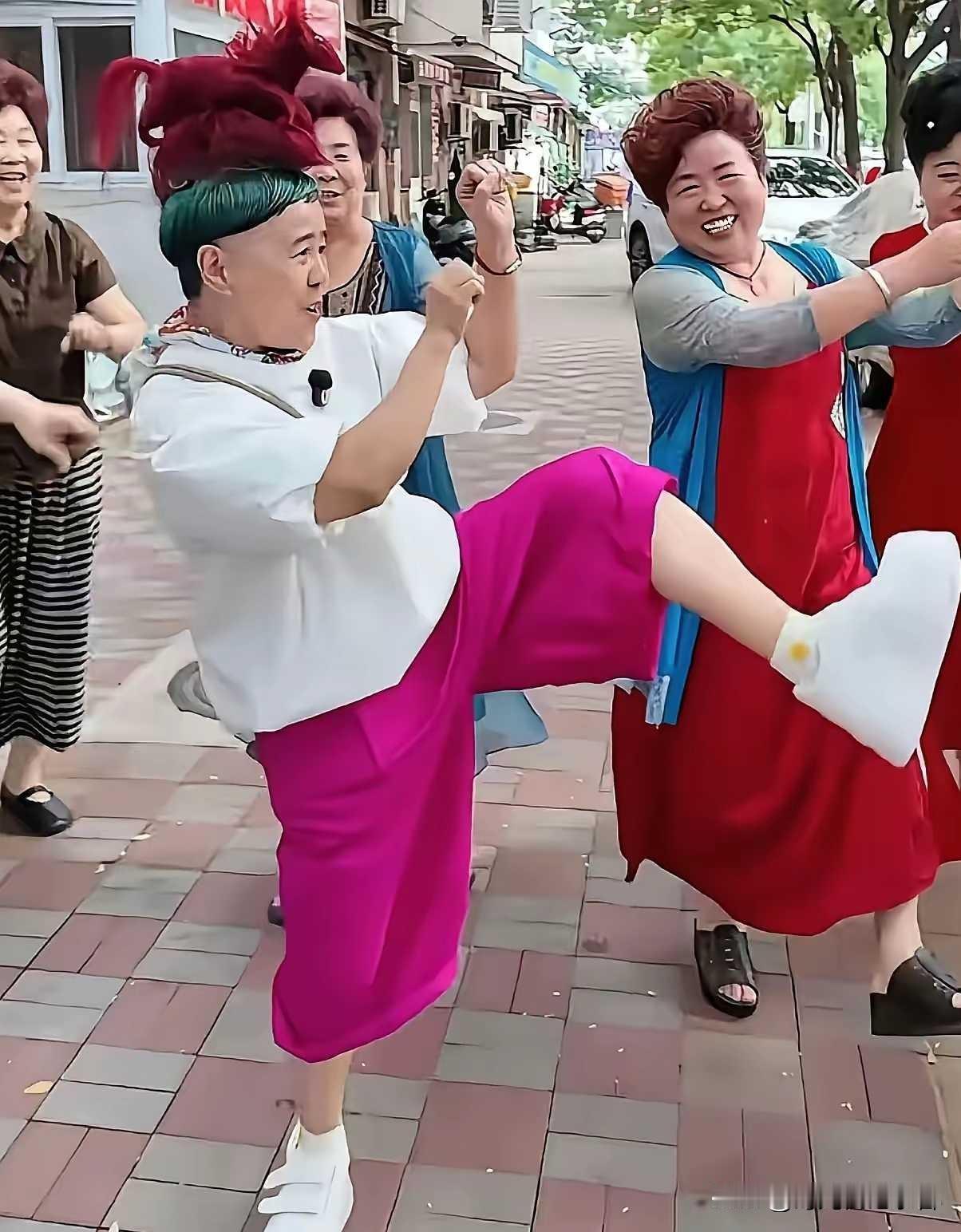 金龟子懂得流量，大家质疑她的发型多年不变，人家直接在天津大姨那里盘了头，还跳了舞