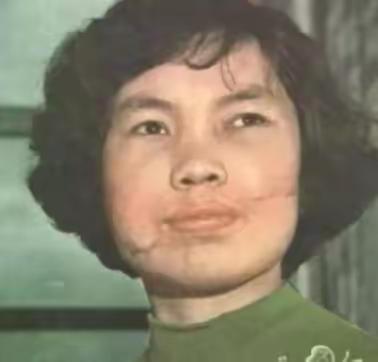 她在凌晨深夜熟睡中遭遇横祸，6名歹徒非法破门闯入，对她疯狂施暴。她身陷绝境、受尽