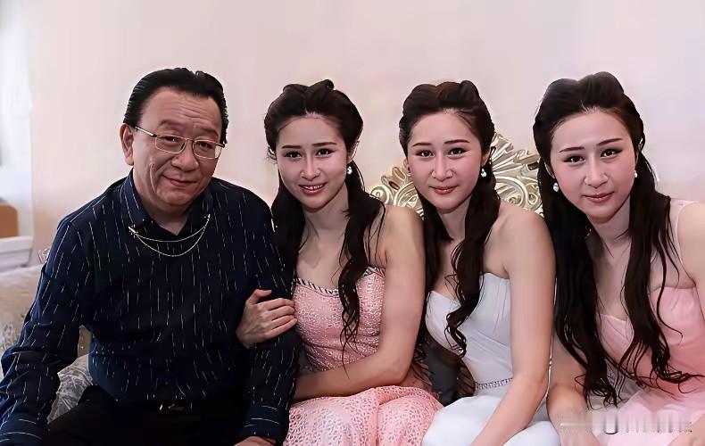 侯大师偏爱收女徒弟。这三位女弟子长相看着格外相似，第一眼差点以为是三胞胎。