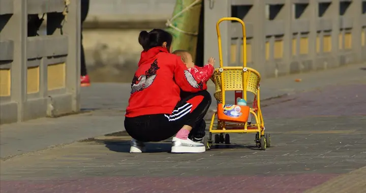 为什么现在越来越多家庭, 宁愿花钱请保姆带娃, 也不让老人带?