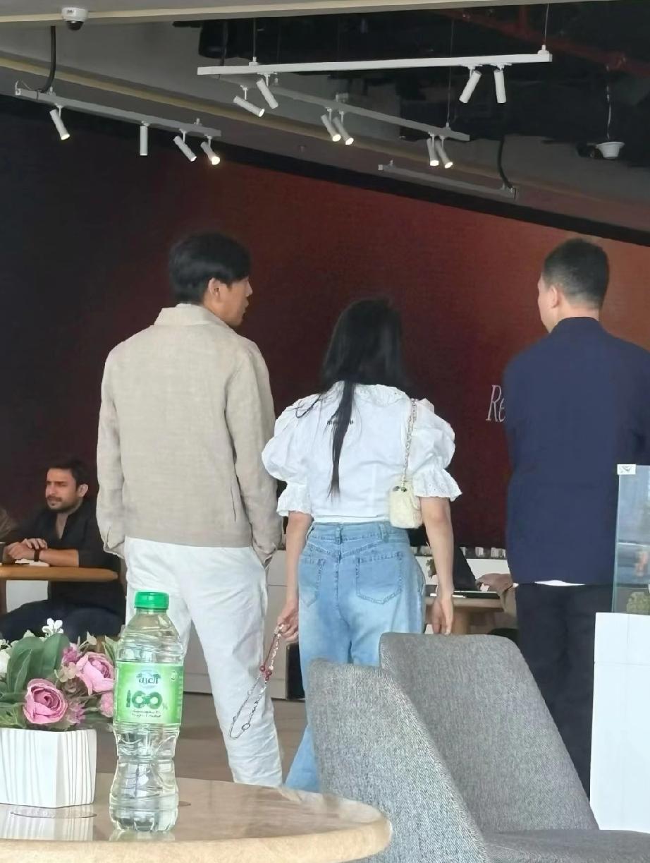 伊能静秦昊夫妇打算在迪拜买房了，最近他们一大家子都去了迪拜度假，伊能静的娘家姐妹