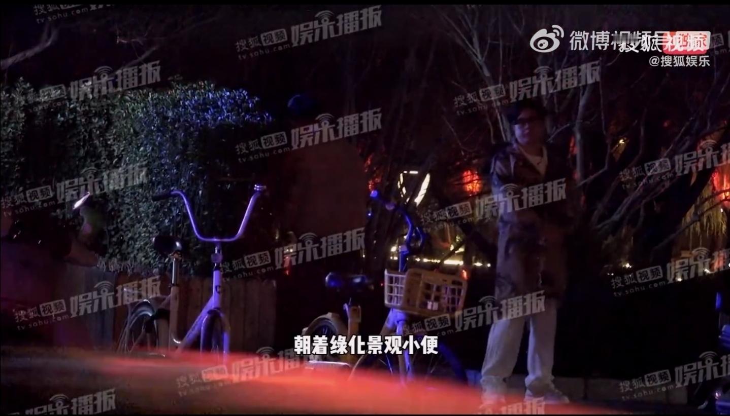 孙浩当街小便太丢人了！演员孙浩和歌手杨坤等人聚会，散场的时候和朋友步行回家。