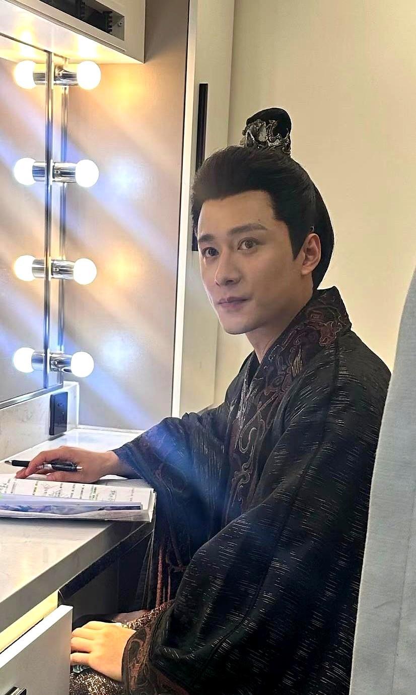 凌晨3点，他还在回粉丝消息，转头睡2小时就得去片场。你以为短剧顶流很好当？