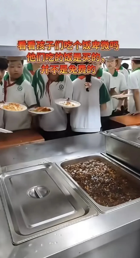 倒反天罡！学生打饭遭呵斥，网友怒骂：付钱吃饭还得看脸色？近日，某高校食堂内