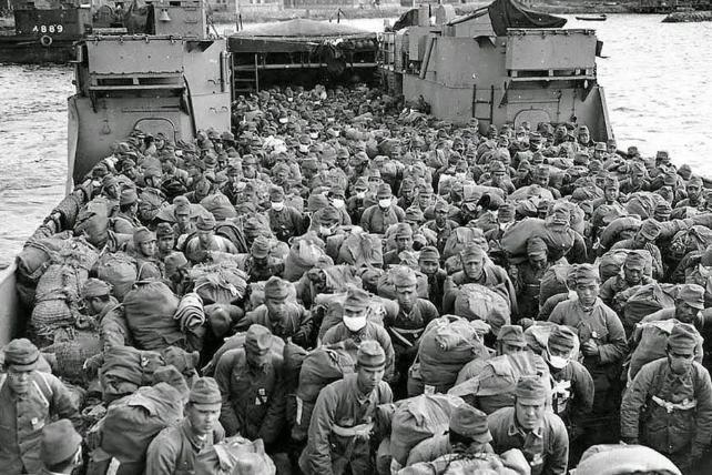 六十多万日本战俘被运往西伯利亚，在极度的严寒中，他们连住的地方都没有，不得不自己