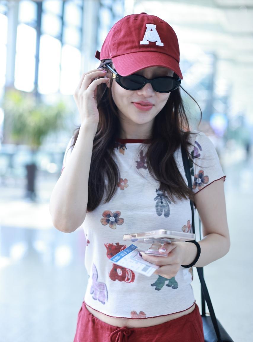 今天李小璐现身上海机场，她这回搭配的很有潮流时尚感，看上去像个迷人的少女。李小