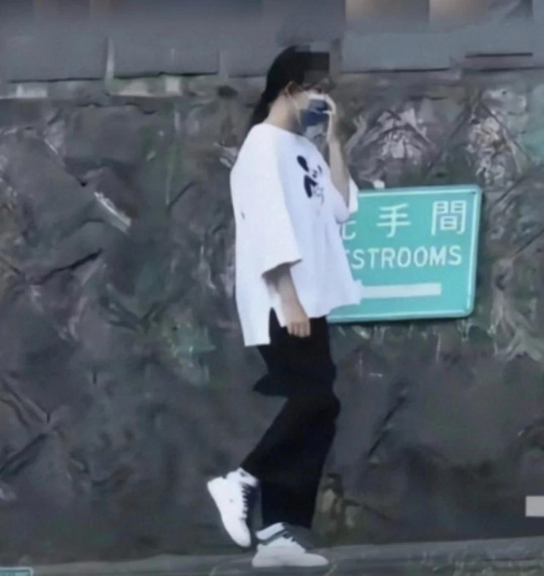 小玥儿真是不容易，富豪的奶奶爸爸，大明星的妈妈阿姨，竟然过得像留守儿童一样。马小