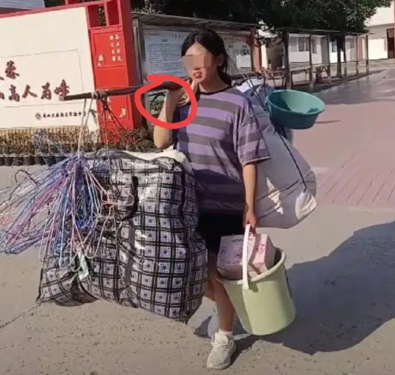 昨天是广西扁担女孩，今天又出来个四川扁担女孩，真的应了广西女孩班主任说的