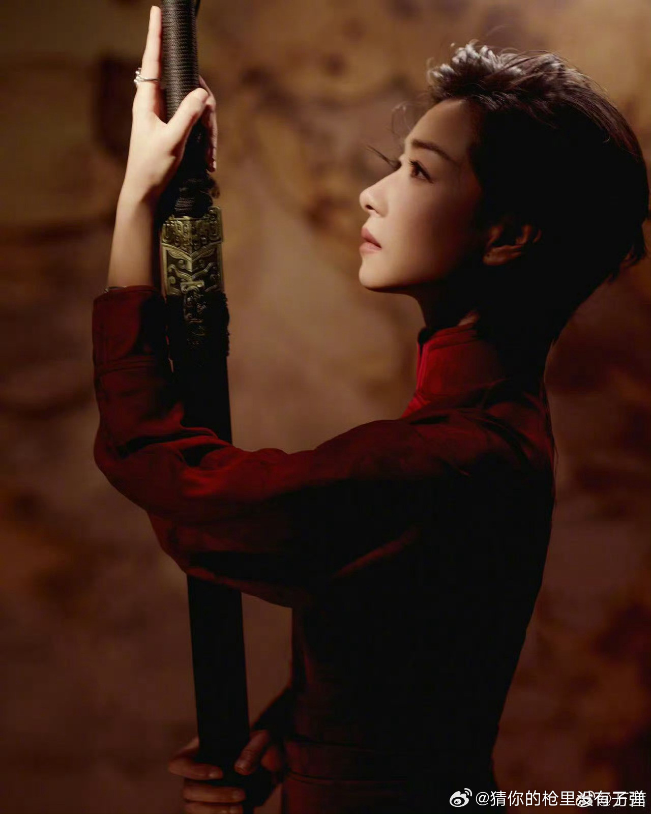 万茜英气万茜御剑造型红裙加身妆发利落，柔美英气平衡得刚好，眼神带锐气场拉满，一