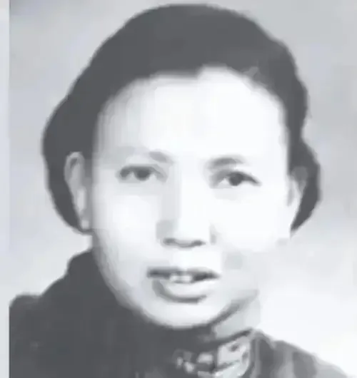 1941年，一名新四军女兵被俘虏，敌人准备活埋她。行刑前，敌人突然问：“你认识莫