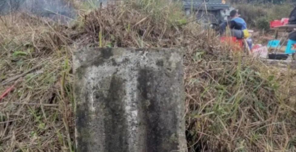贵州女子给母亲扫完墓，她发现旁边还有一座长满杂草的墓，好奇之下扒开杂草，没想到，