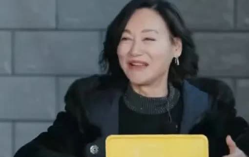 佟晨洁失落的说自己因为被换角了不开心，惠英红安慰道：“我上个月还被剧组换掉了呢，