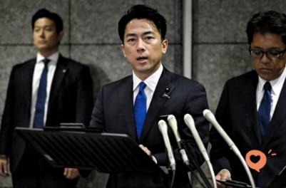 令人没想到的是，高市早苗还没下台呢，小泉进次郎倒要下台了。 一开始小泉进次郎