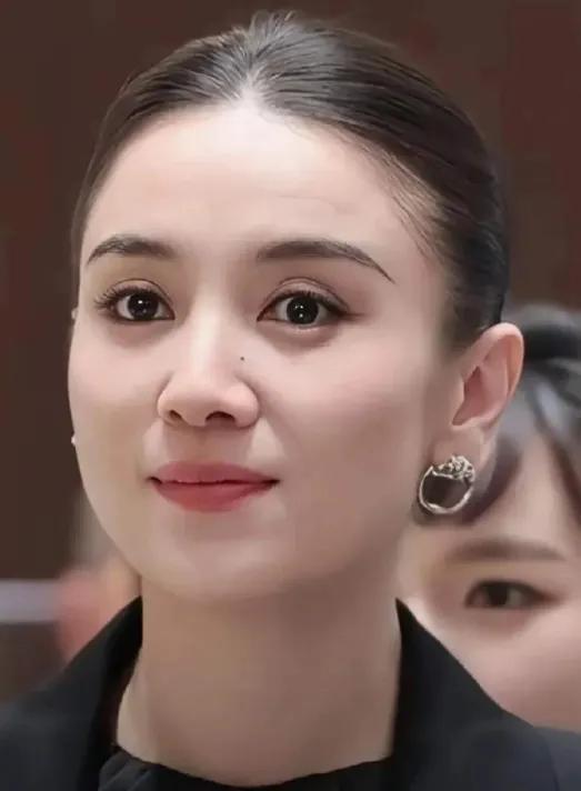 混血美女宋佳，在当代娱乐圈也是数一数二的美女。宋佳有一部分俄罗斯血统，五官脸型