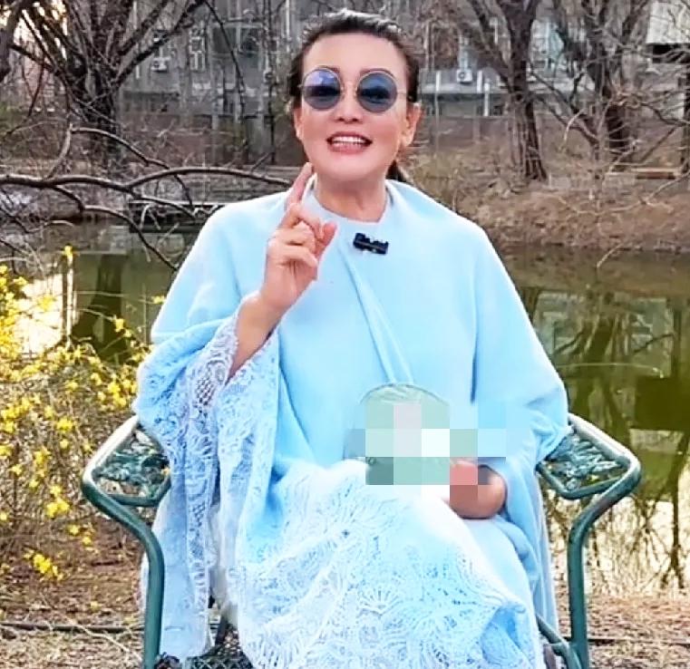 马上小孙子汪宝儿快办满月酒了，兰姐仍在北京，闲坐于别墅小区湖边，一袭蓝色衣衫搭配