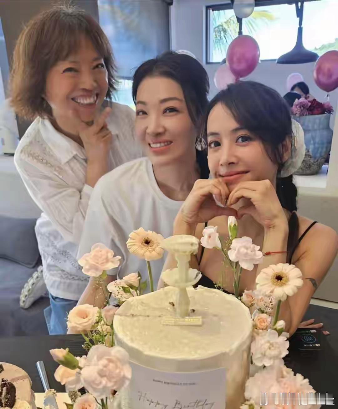 46岁蔡依林晒全家旅行！母女三人共用一张脸，活成女生理想模样！​
