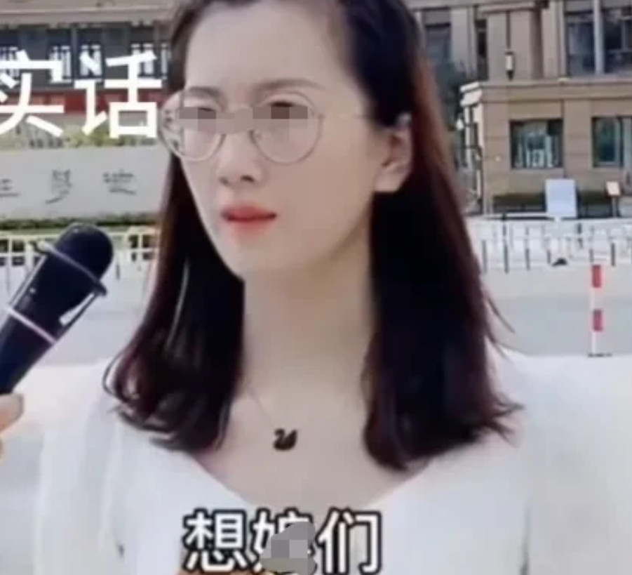 这姑娘真敢说！有人问：“男人年轻的时候想啥呢？”这姑娘随口便说：“想女人！”
