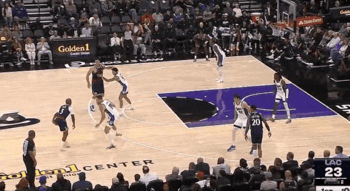 快船替补后卫保罗真是宝刀未老啊！NBA季前赛，在快船对阵国王的第一节比赛中，