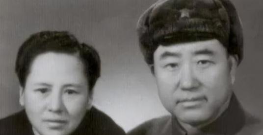 1950年11月，36军军长刘万春接到通知到北京参加会议，可是刚下车，就看到几名
