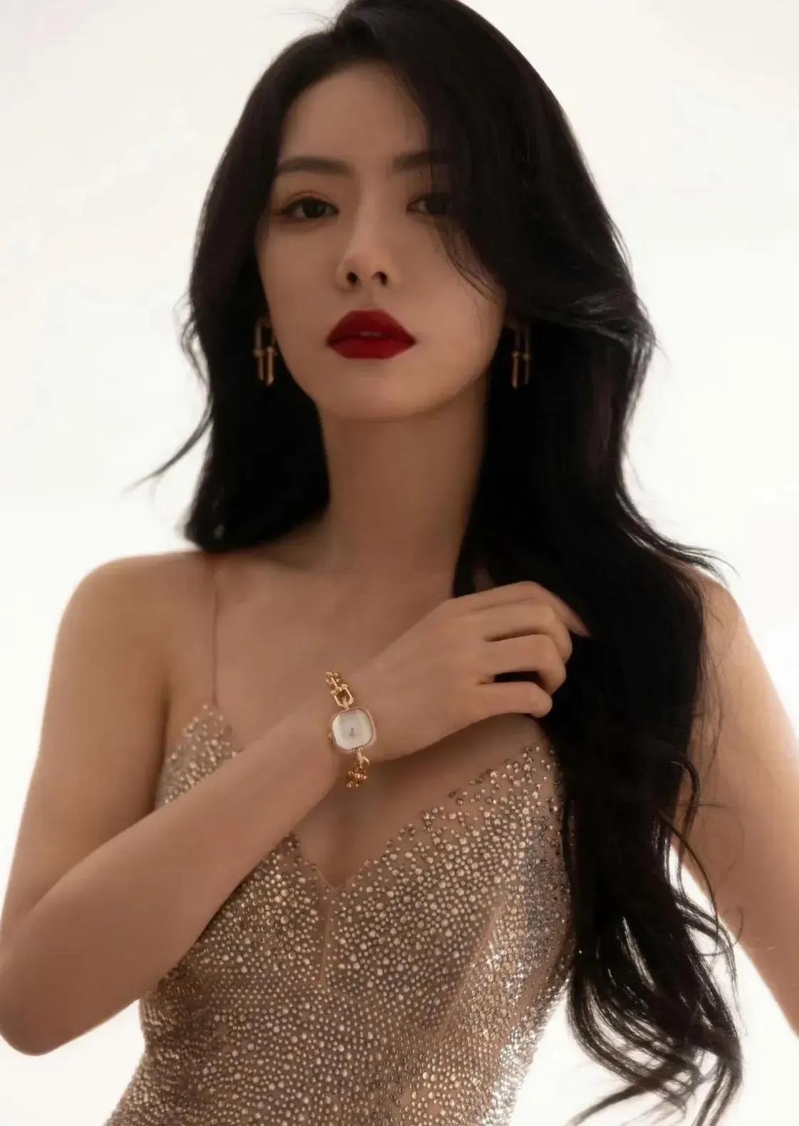 蔡文静这组红毯造型，直接把女人味拉满了💥香槟金钉钻吊带裙自带柔光滤镜，鱼