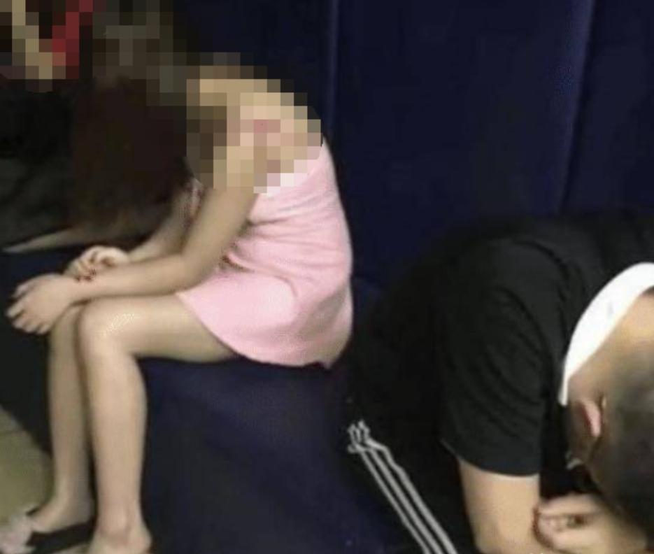 从西藏警方披露的同类案件当中可以看到：有入住酒店的旅客发现客房门口的招嫖小卡片，