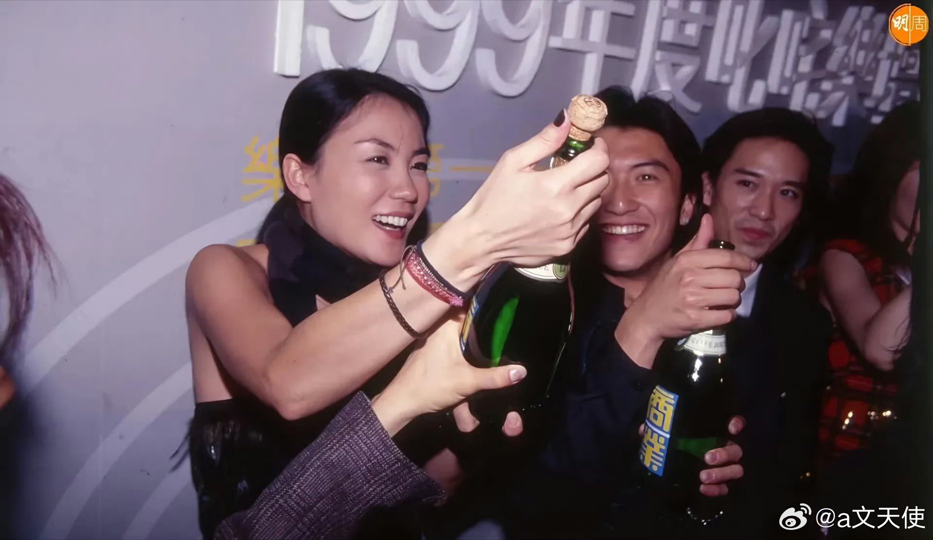 近日，谢霆锋出席公开活动时佩戴的一款手镯引发关注。这款手镯被辨认出是其与王菲在2