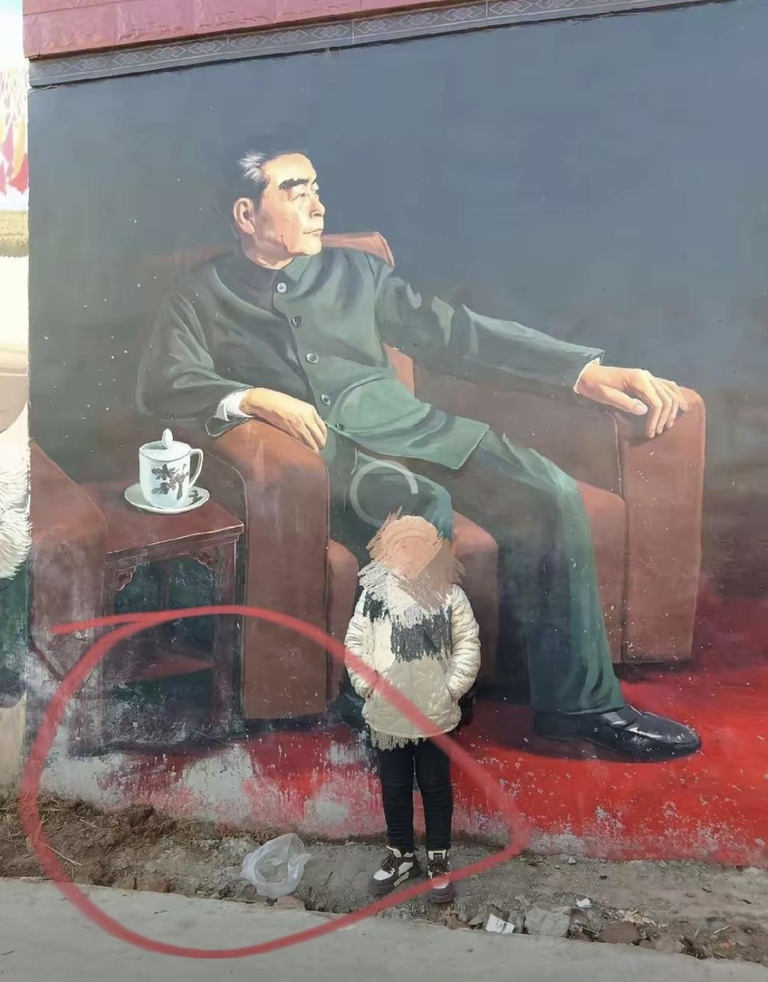 河南商丘吴营村那幅18米长的天安门墙绘，火了才没几天，现在墙上已经有人乱涂乱画了