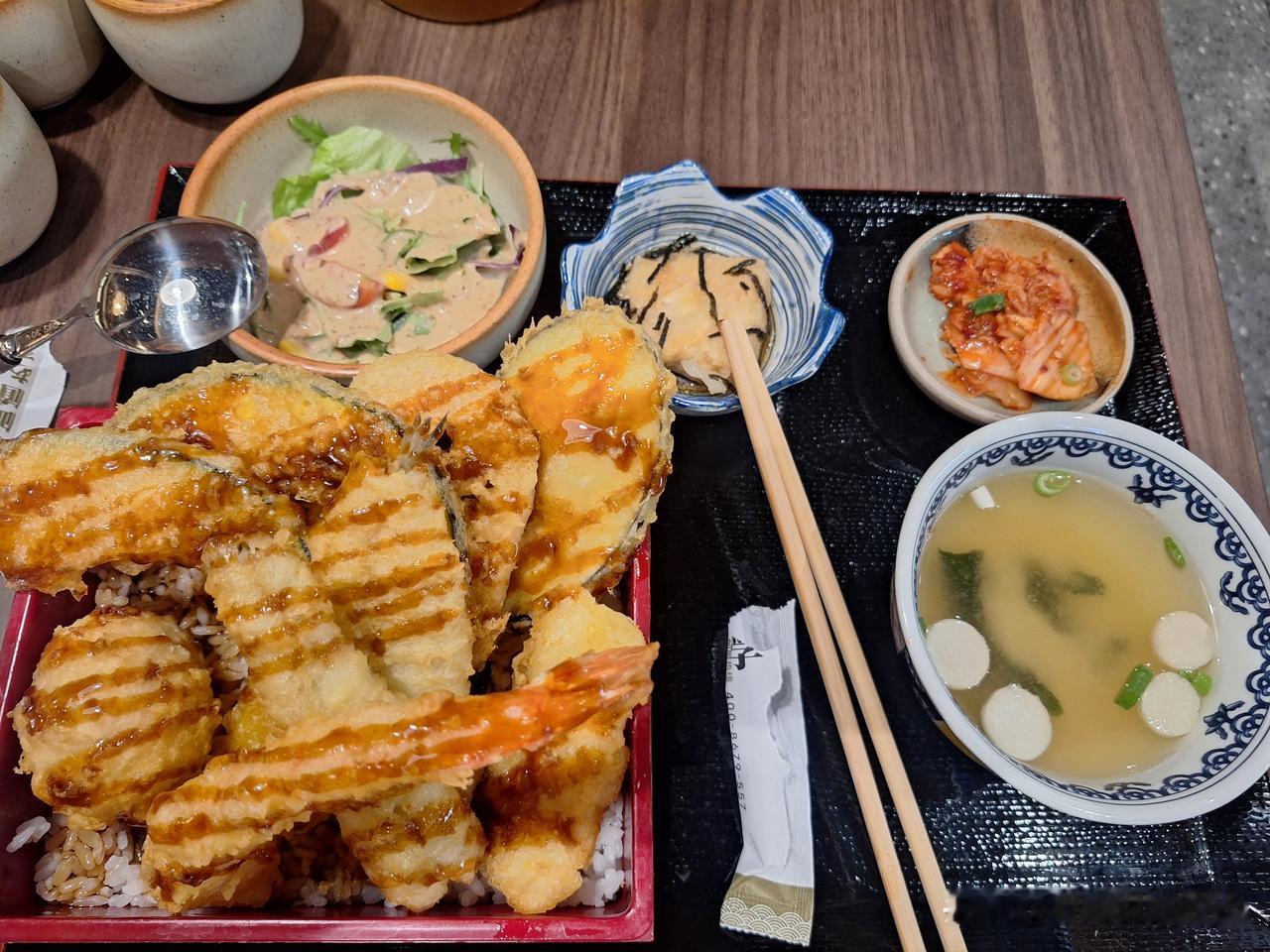 亲身经历，人为啥喜欢听假话，厌真话。今天在美食街，先是在一家海鲜自助门口，看其