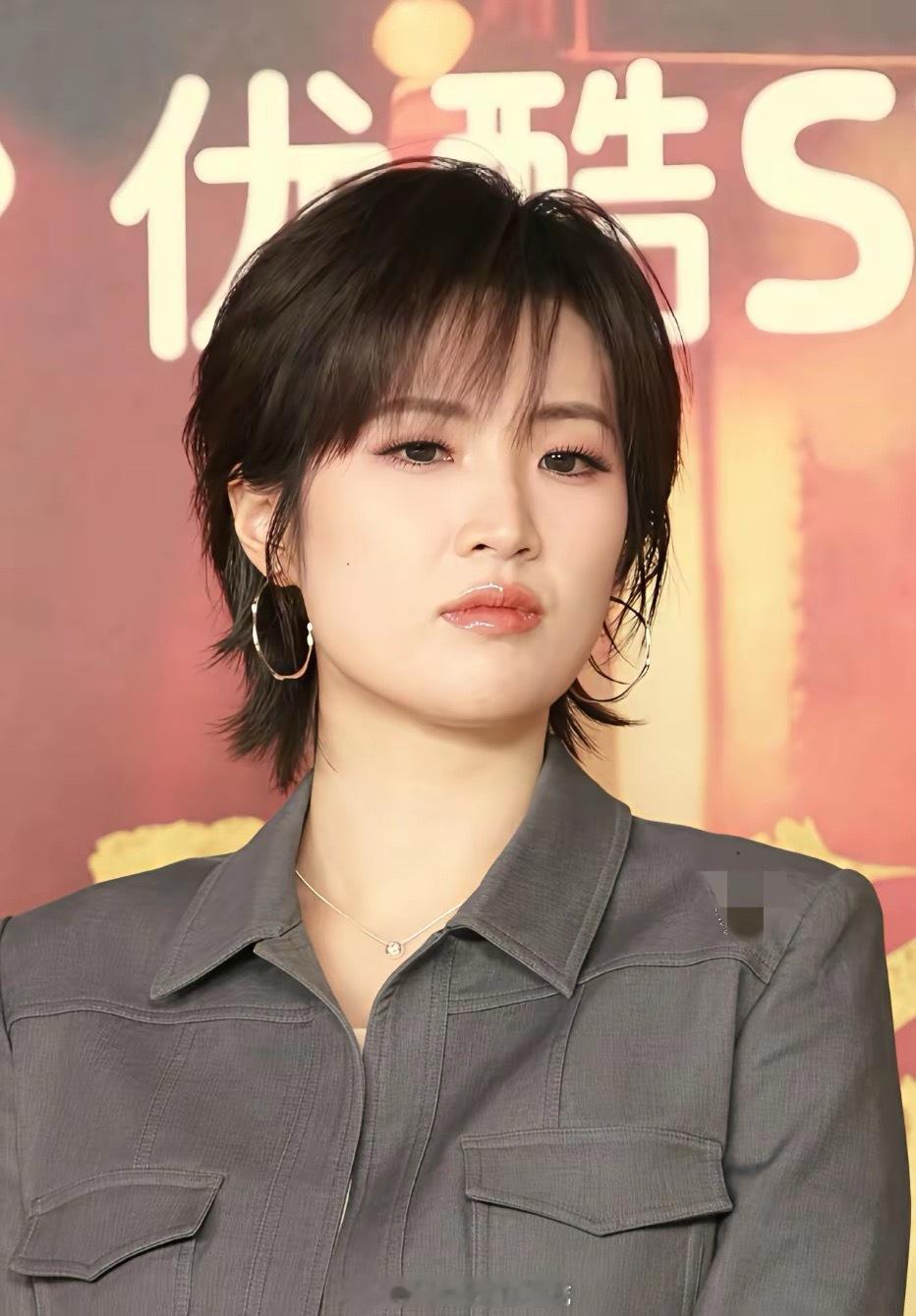 华为的二公主姚安娜怎么越长越漂亮了！这身利落的短发造型，看着就舒服，气质越来越好