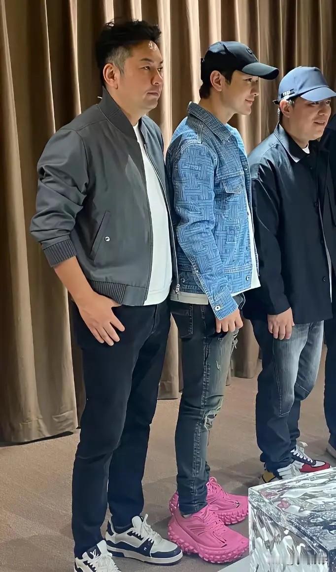 黄晓明实现穿鞋自由，那芭比粉简直亮瞎人眼。他向来是个沉稳的男演员，这和他以往塑造