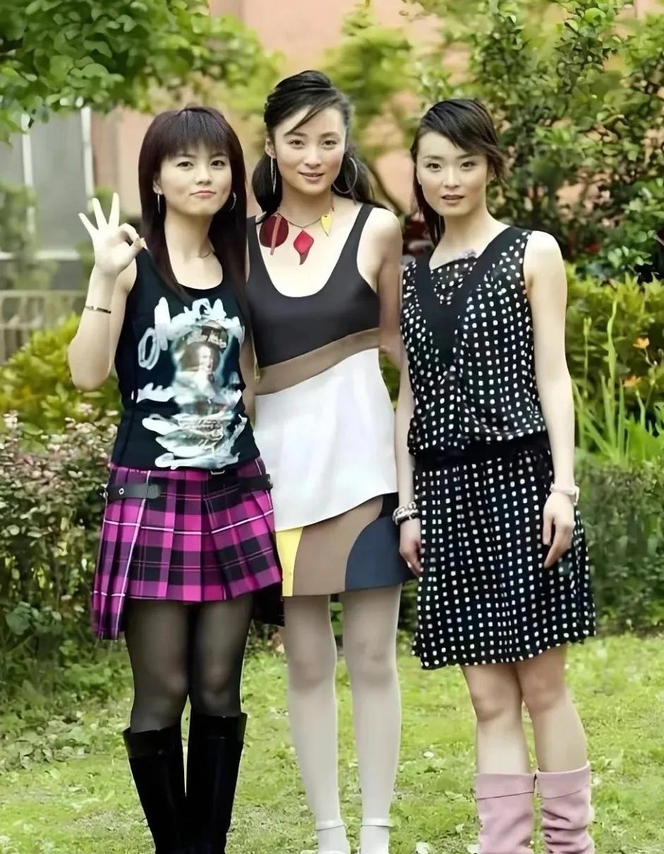 李湘蒋勤勤王艳合照，三人长相各有各的美，身材的话，蒋勤勤更出挑。#李湘#