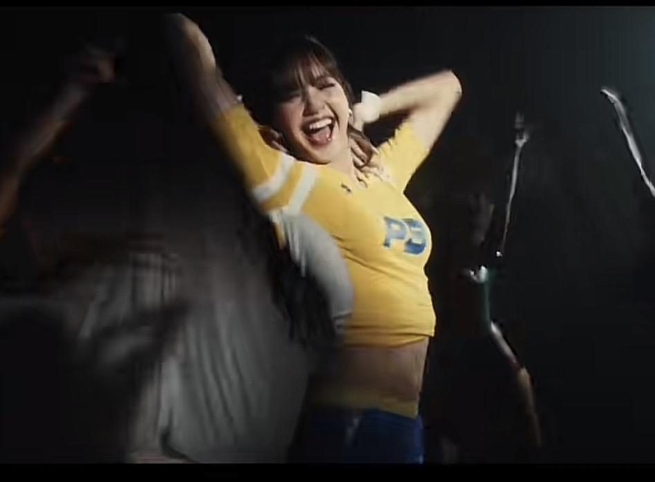 Lisa与世界杯合作曲，依旧延续她大胆又性感的风格，久违的齐刘海也回归了。或许她