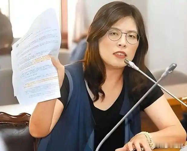 要我说，两千多万台湾人，最勇敢的人不是邱毅，洪秀柱，郁慕明，也不是高安国，馆长陈