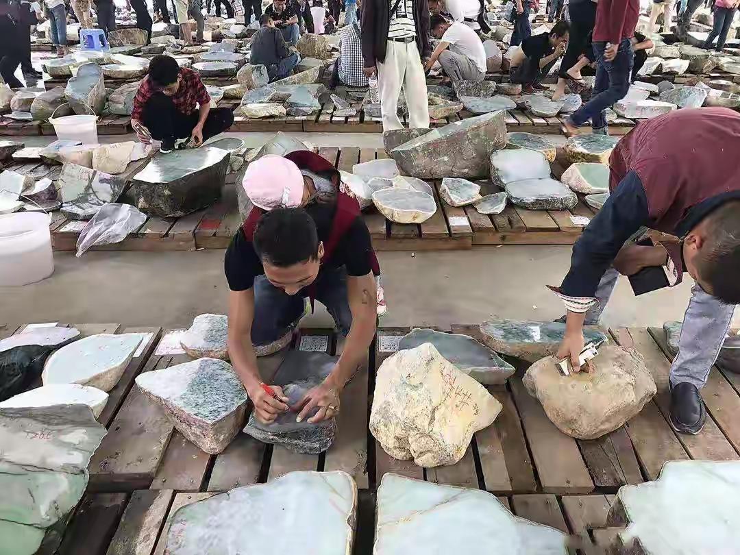 我发现一个比较有意思的现象，在我国玉器大行其道，国人非常认可，而国外认可的钻石到