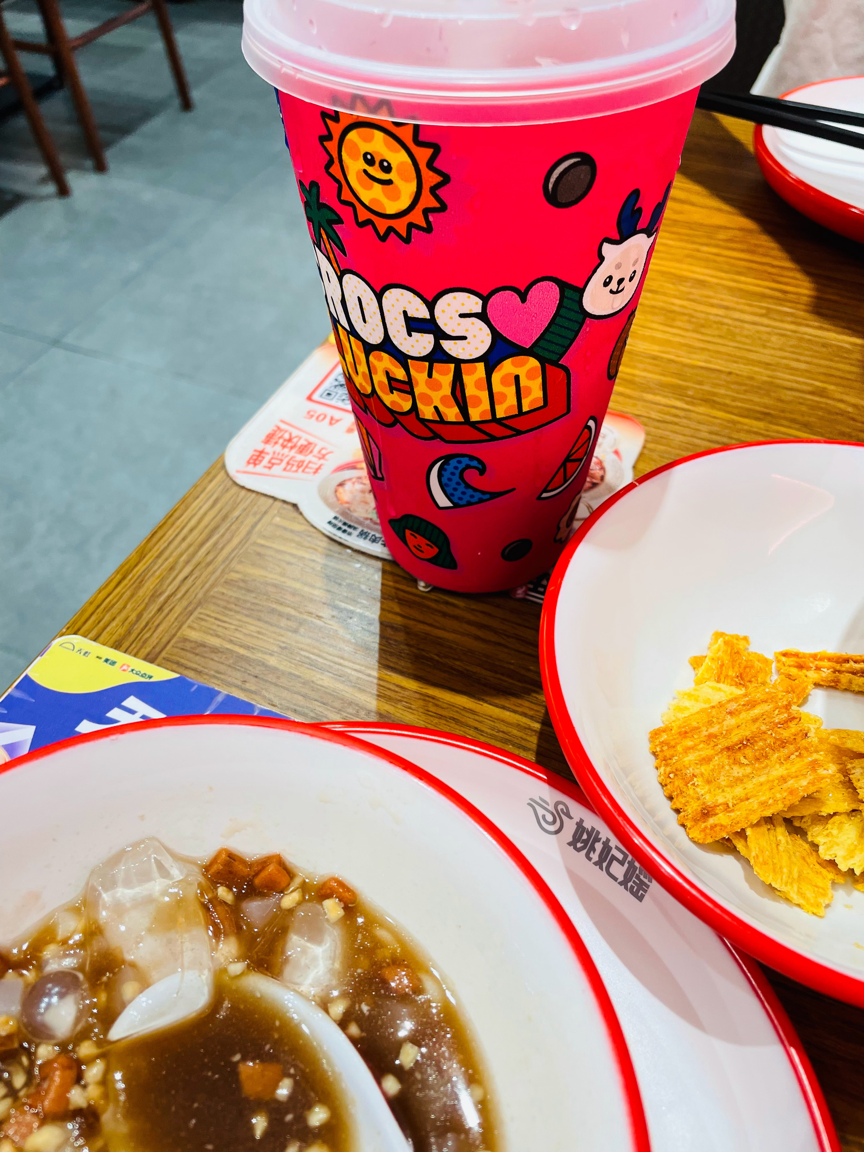 下班回家接上饭搭子再出来炫饭等菜上的时候冰粉锅巴我快吃饱了