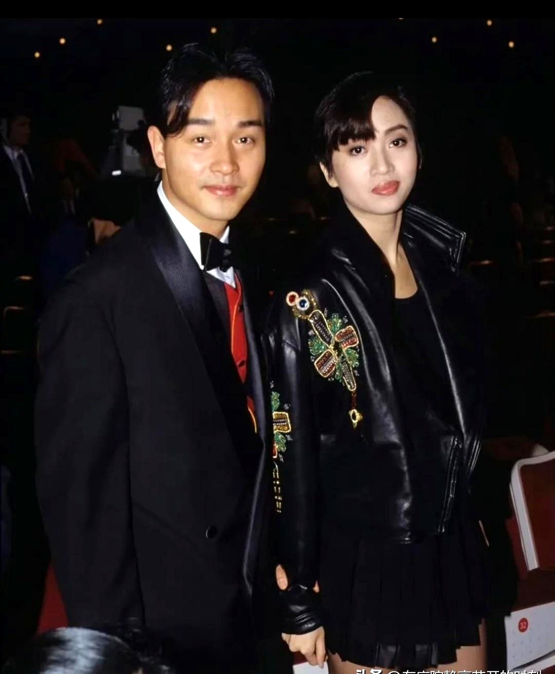 1988年的镜头晃了一下，定格在两只紧紧牵在一起的手上。一身黑西装的张国荣拉着梅艳芳落座。那一晚她凭