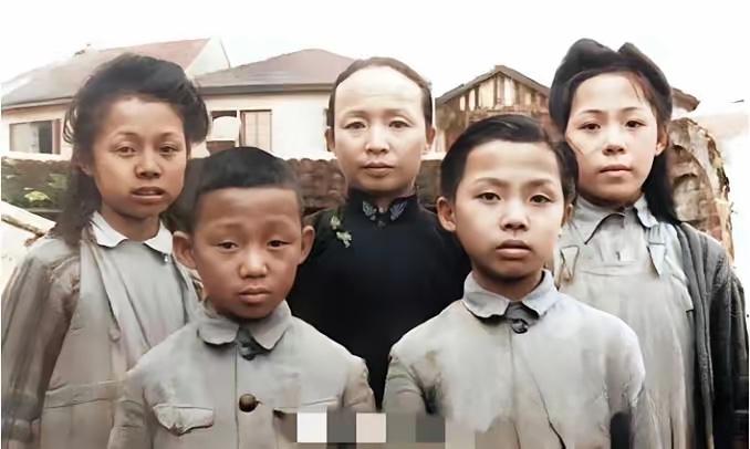 上海解放后，抗日英雄谢晋元遗孀带着四个孩子、同时照料多名孤军老兵，一度面临居处不