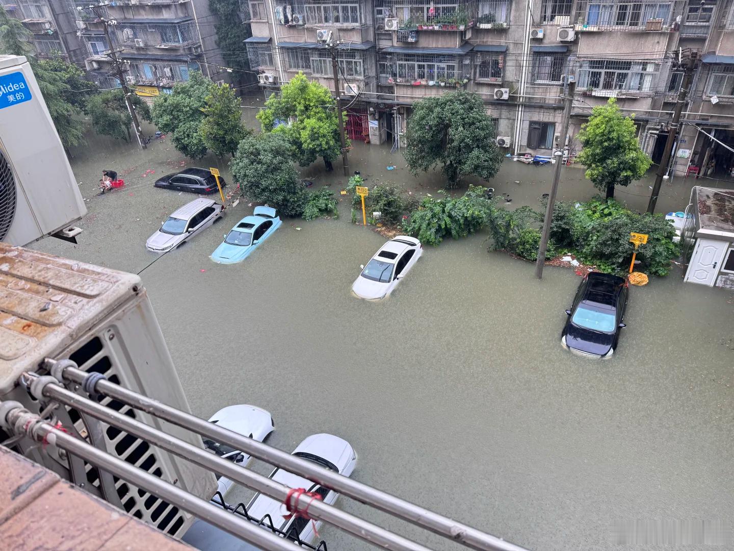 武汉暴雨武汉暴雨撑伞仅10分钟身上全淋湿每年夏天，武汉都会固定出一批泡水车…