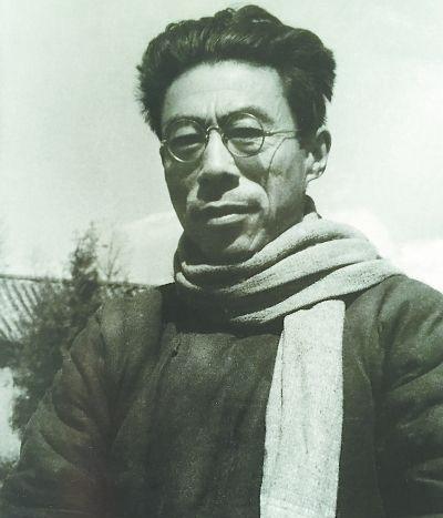 1950年，一个公安便衣在买烟时，发现烟馆的老板坐姿端正，看报纸时，双手还举到胸