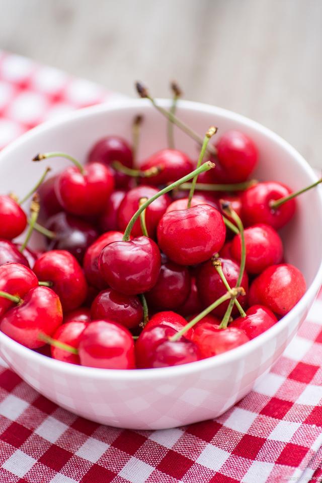 尿酸高人群牢记“五吃五不吃”**🥬【五吃】1.樱桃2.芹菜3.低