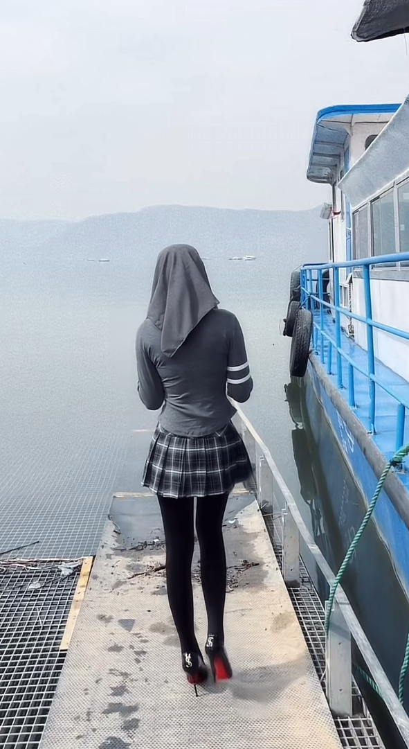 和闺蜜一起来海边玩玩吧