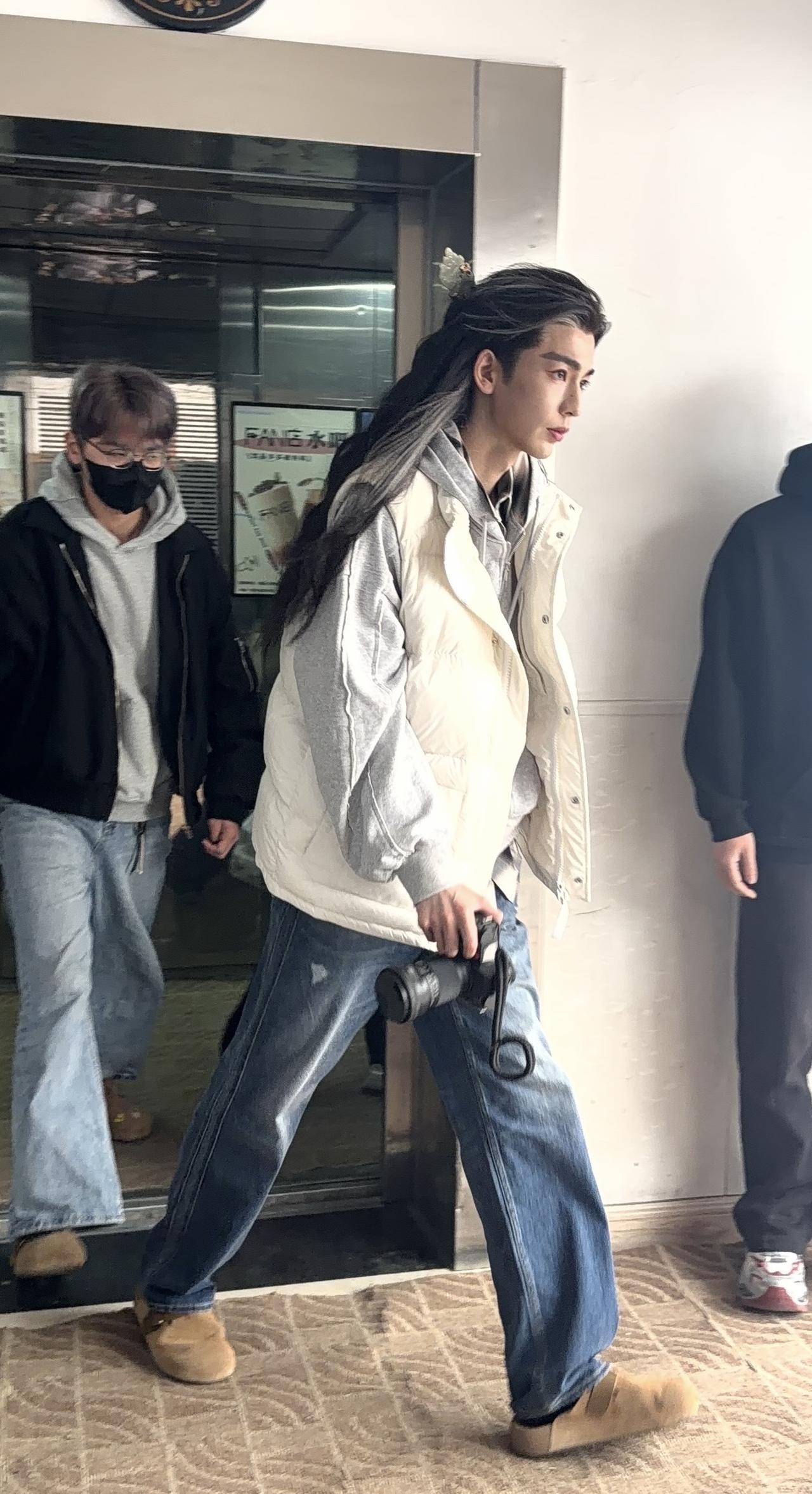 近日，张凌赫拍新戏，进出妆的画面，又是一部古装剧，这造型看着都帅，嘻嘻。根据