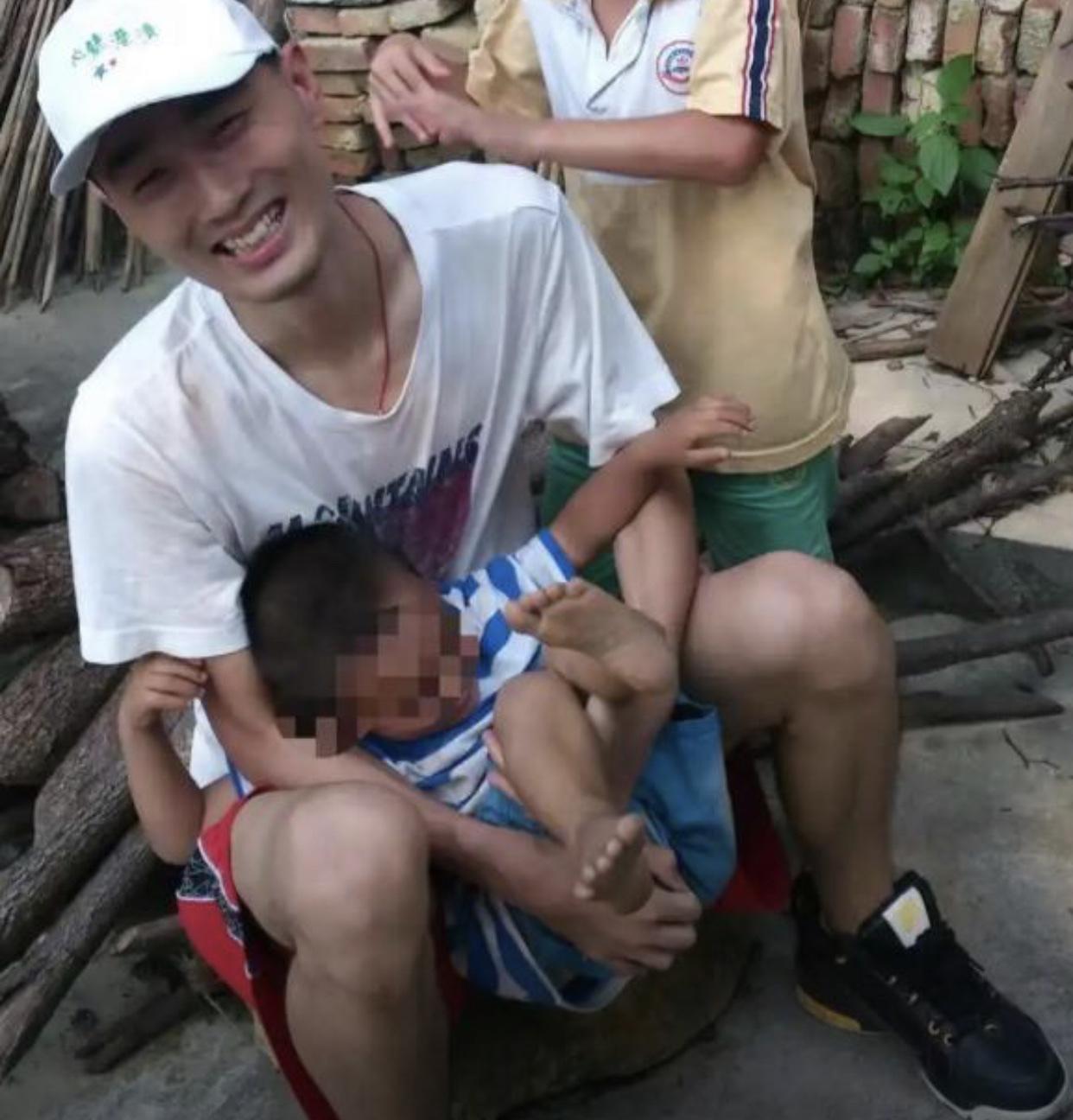 广州32岁瘁死的电脑程序员高广辉，从小跟随父母从河南来到广东，父母以收废品为生，